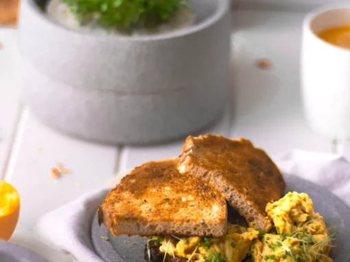 Rührei mit Brot & Microgreens – Ein Einfaches Frühstücksrezept
