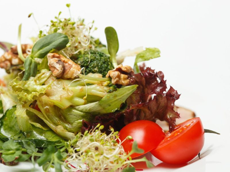 Salat mit Alfalfa-Sprossen