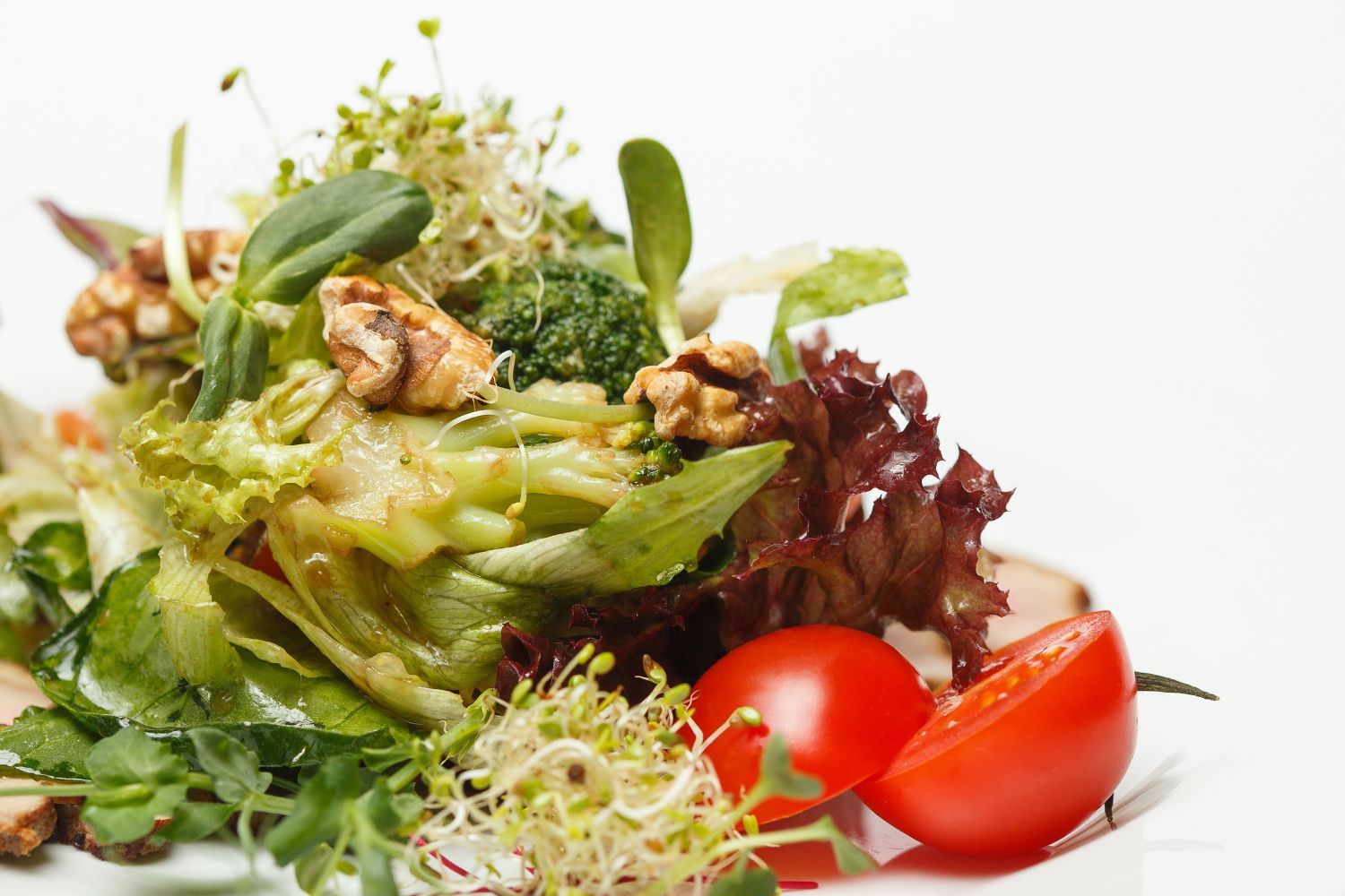 Salat mit Alfalfa-Sprossen: Knackig frisch und voller Geschmack