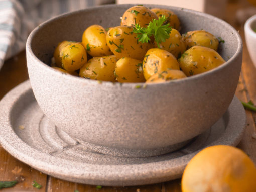 Einfaches Rezept für Gedämpfte Kartoffeln mit Knoblauch-Kräuter Dip