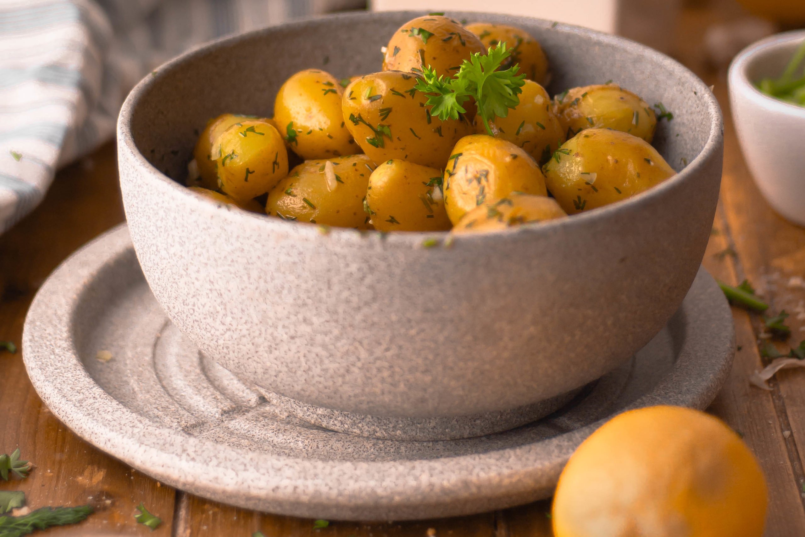 Einfaches Rezept für Gedämpfte Kartoffeln mit Knoblauch-Kräuter Dip