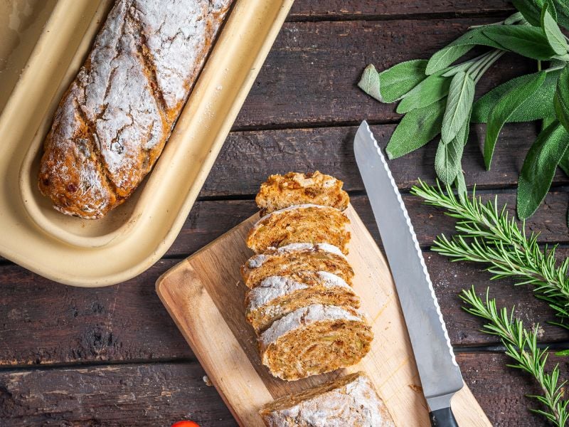 Mediterranes Baguette mit getrockneten Tomaten und Oliven