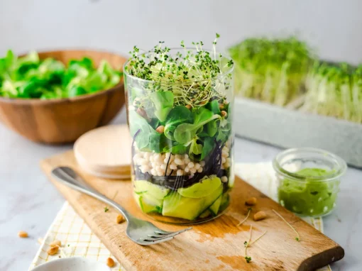 Nährstoffreicher Büro-Lunch: Schichtsalat mit Microgreens