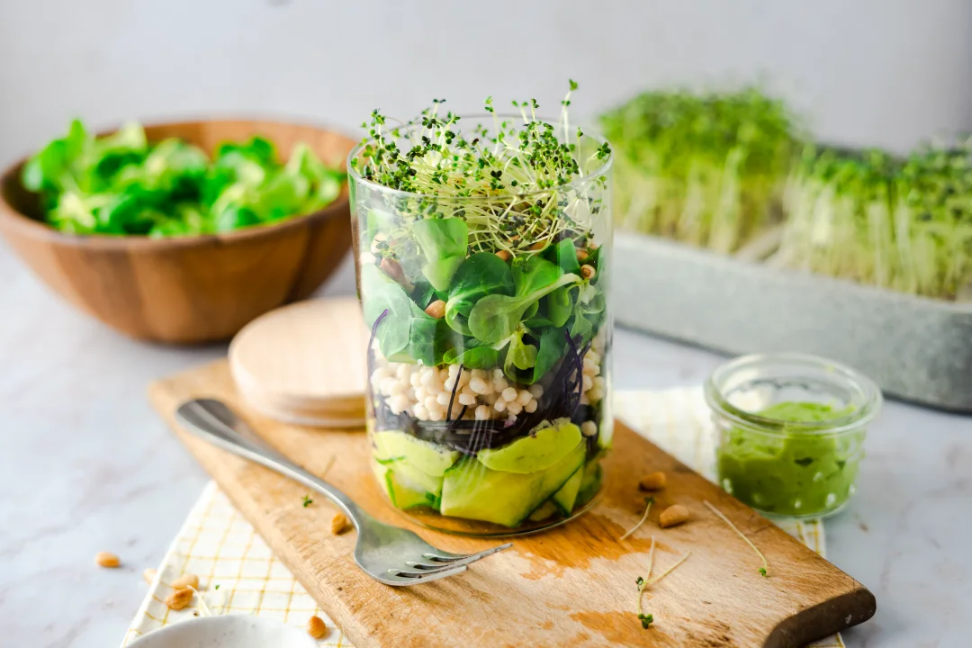 Nährstoffreicher Büro-Lunch: Schichtsalat mit Microgreens