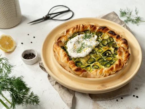 Zucchini-Tarte mit Feta-Skyr-Creme: Ein einfaches und elegantes Rezept