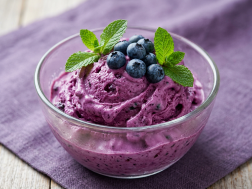 Cremiger Frozen-Wildheidelbeer-Joghurt