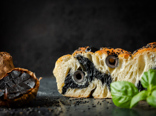 Focaccia mit schwarzem Knoblauch: Marmoriert & unwiderstehlich aromatisch