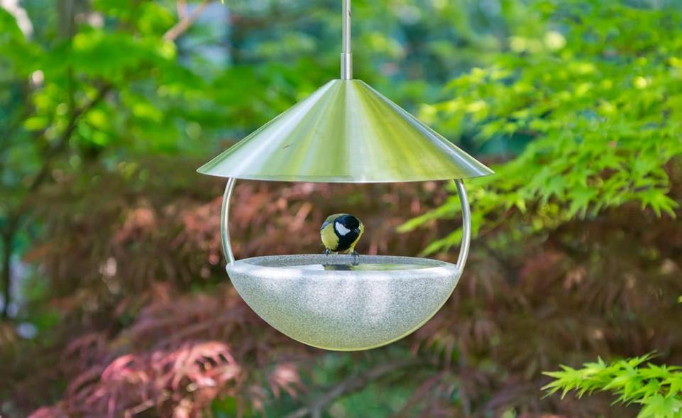 vogeltränke zum aufhängen Vogeltränke selber bauen: ideen zum aufhängen und aufstellen
