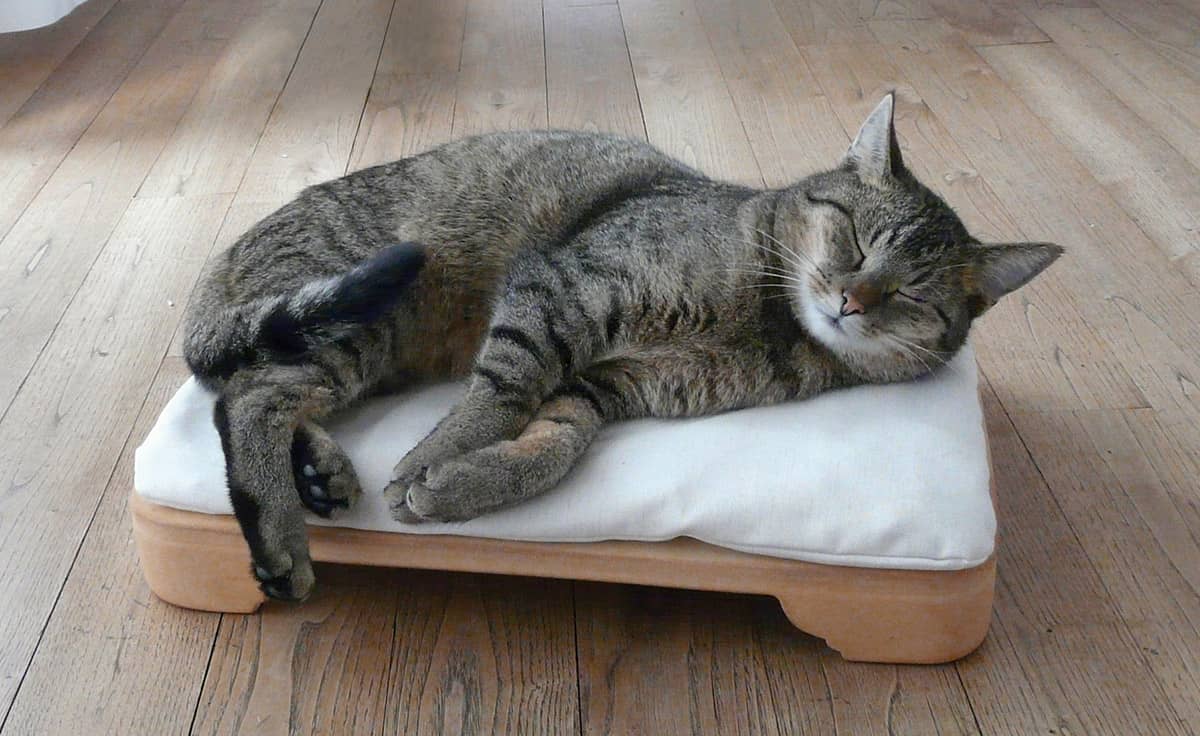 Minkas Kachelofen beheizbares Katzenbett DENK Keramik